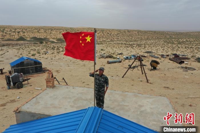 圖為每天升旗是謝寶民的必修課?！∈茉L者供圖