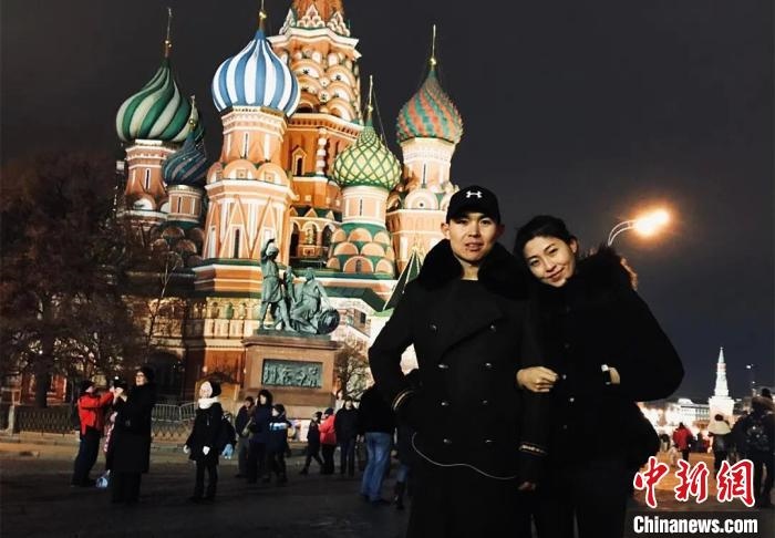 圖為敖木希勒夫婦留學(xué)合影?！“侥鞠＠展﹫D