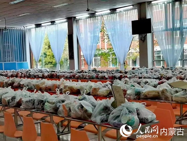 內(nèi)蒙古師范大學為返鄉(xiāng)學生準備午餐和路途上的方便食品。內(nèi)蒙古教育廳供圖