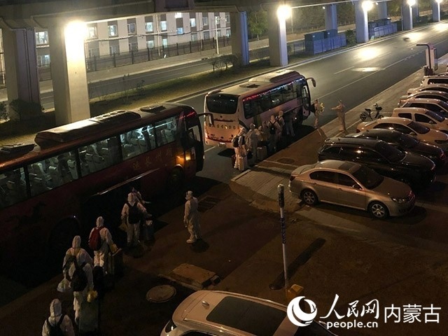 高校學生有序登車，前往隔離點。內(nèi)蒙古教育廳供圖
