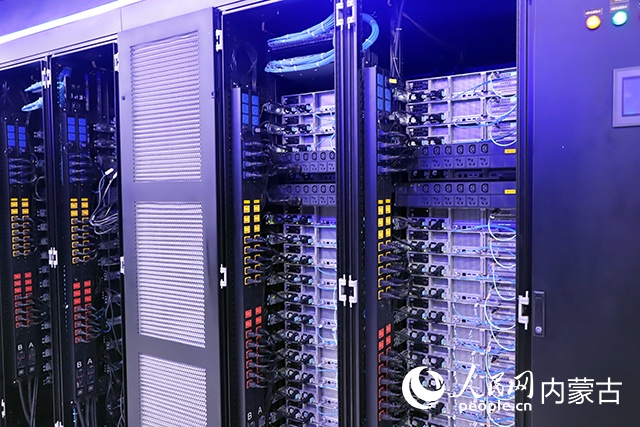 內蒙古高性能計算公共服務平臺機房。人民網記者 苗陽攝