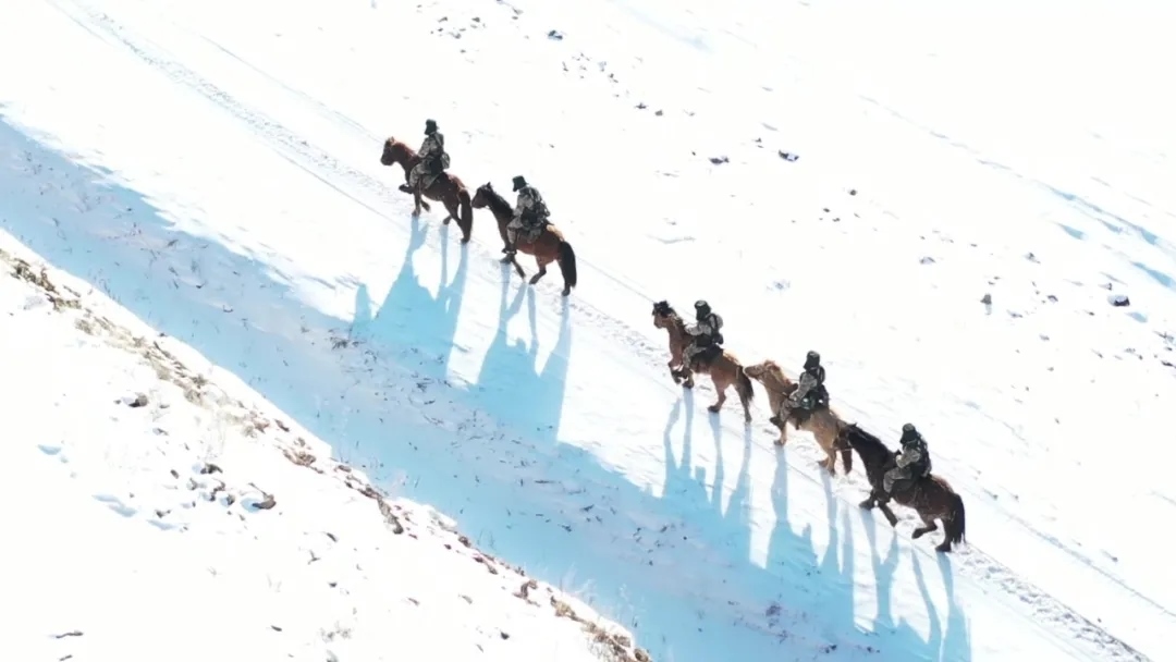 迎著朝陽在邊防線上巡邏的執(zhí)勤官兵。賴志強(qiáng) 攝.webp.jpg