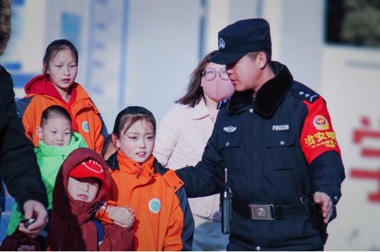 站好“護(hù)學(xué)崗”，守護(hù)“成長路”——南地公安持續(xù)開展護(hù)學(xué)行動(dòng)494.png