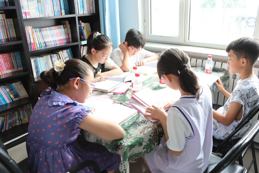 1720425315545772.jpg 孩子們?cè)谥行臅?shū)房享受讀書(shū)的快樂(lè).JPG