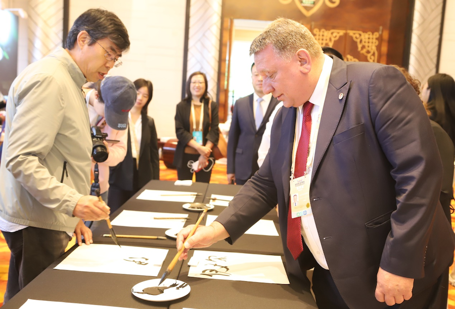 非遺、書法、文創(chuàng)齊亮相！2025年國家重要橋頭堡智庫論壇讓中外嘉賓讀懂北疆文化