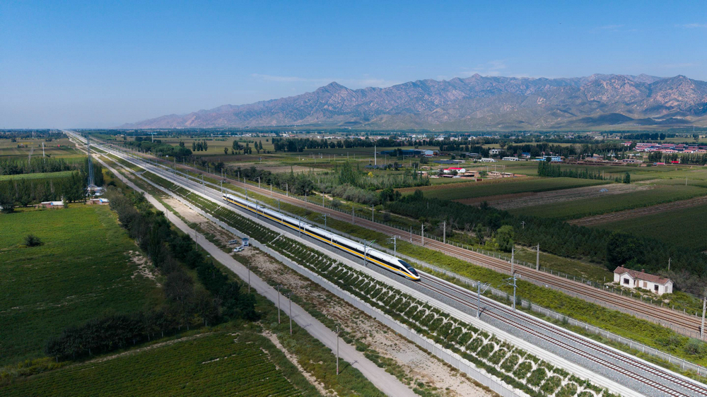 1766579309108242.jpg 圖為綜合檢測列車正在包銀高鐵包惠段進(jìn)行拉通試驗(楊睿迪攝)1.jpg