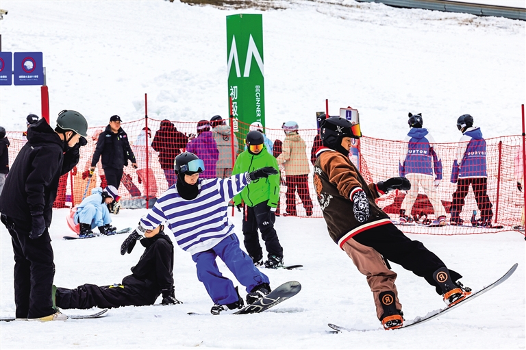 1767080429133562.jpg 馬鬃山滑雪場(chǎng)。.jpg