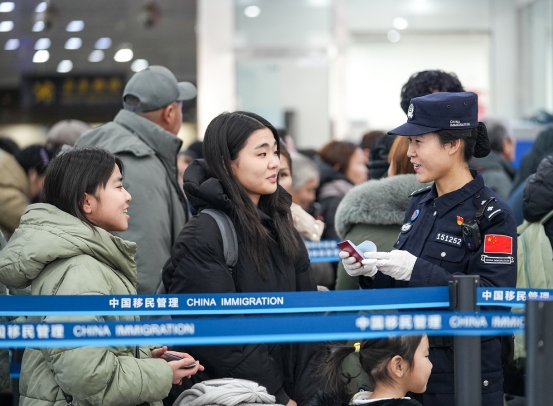 1767509780134749.png 20260104移民管理警察為旅客提供通關(guān)咨詢1.png