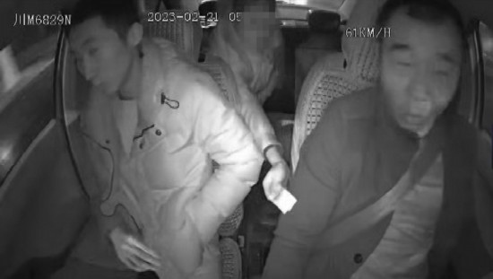 凌晨女子打車到江邊，并掏出百元大鈔給司機稱不用找了。資陽公安供圖