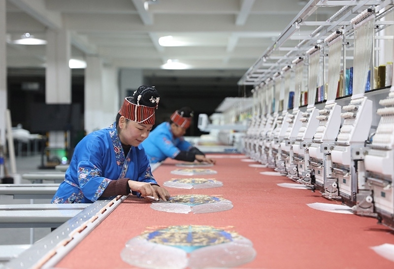 2023年2月13日，貴州省黔東南苗族侗族自治州施秉縣工業(yè)園區(qū)，工人在機繡車間作業(yè)。