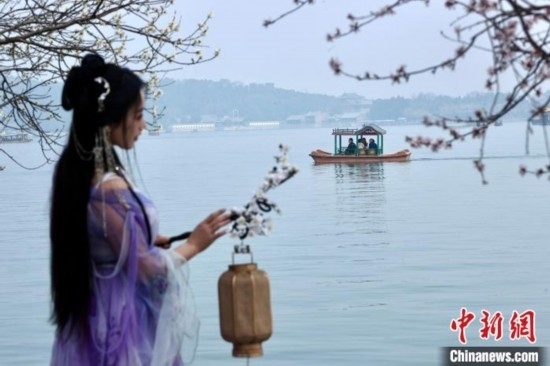 圖為游客在昆明湖畔游玩。<a target='_blank' data-cke-saved-href='/' href='/'><p align=