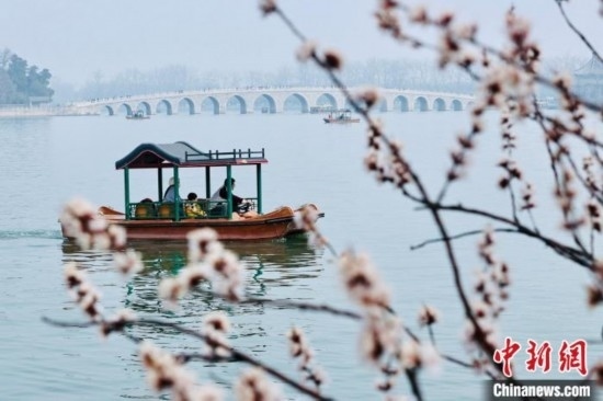 20日，頤和園游船開航。<a target='_blank' data-cke-saved-href='/' href='/'><p align=