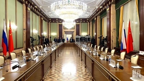 △俄羅斯聯(lián)邦政府大廈內，習主席在這里會見俄羅斯總理米舒斯京。（總臺央視記者段德文拍攝）