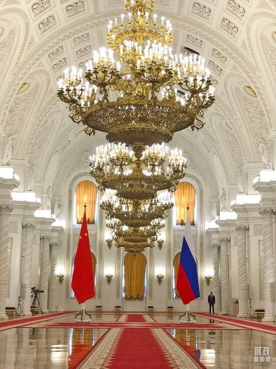 △克里姆林宮喬治大廳，習主席在這里同普京總統(tǒng)握手合影。（總臺央視記者石偉明拍攝）