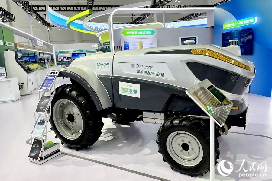 通過手機(jī)，就能指揮新能源無人駕駛拖拉機(jī)在田里作業(yè)。人民網(wǎng) 錢嘉禾攝