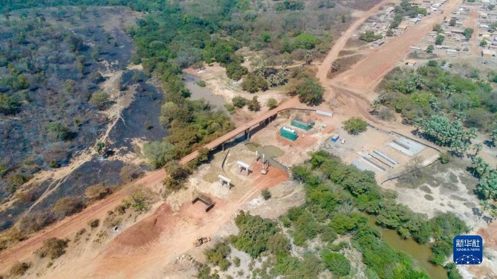 這是1月12日在科特迪瓦西北部奧迭內(nèi)省拍攝的北部公路項(xiàng)目施工現(xiàn)場(chǎng)（無(wú)人機(jī)照片）。新華社發(fā)（中國(guó)港灣工程有限責(zé)任公司供圖）