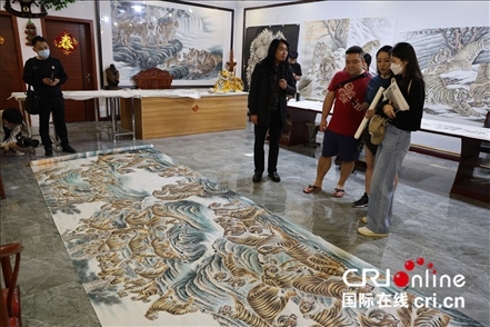 【2023打卡中國】外國網(wǎng)紅打卡河南畫虎村 感受鄉(xiāng)村振興“虎虎生威”_fororder_圖片20