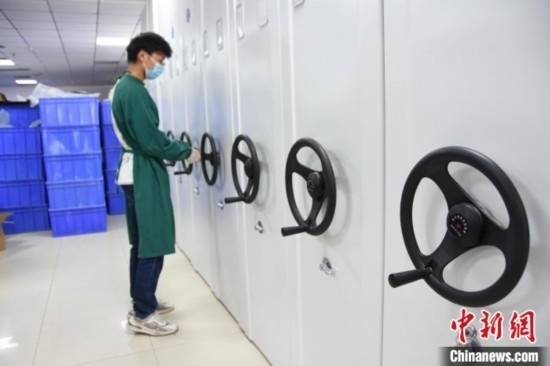 圖為鄭州大學(xué)人骨考古實驗室內(nèi)的骨骼標本庫。王宇 攝