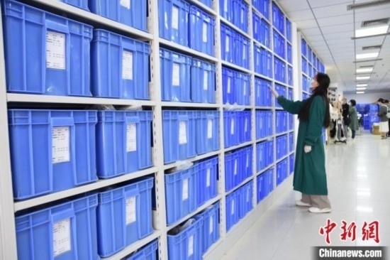 圖為鄭州大學(xué)人骨考古實驗室內(nèi)的骨骼標本庫。王宇 攝