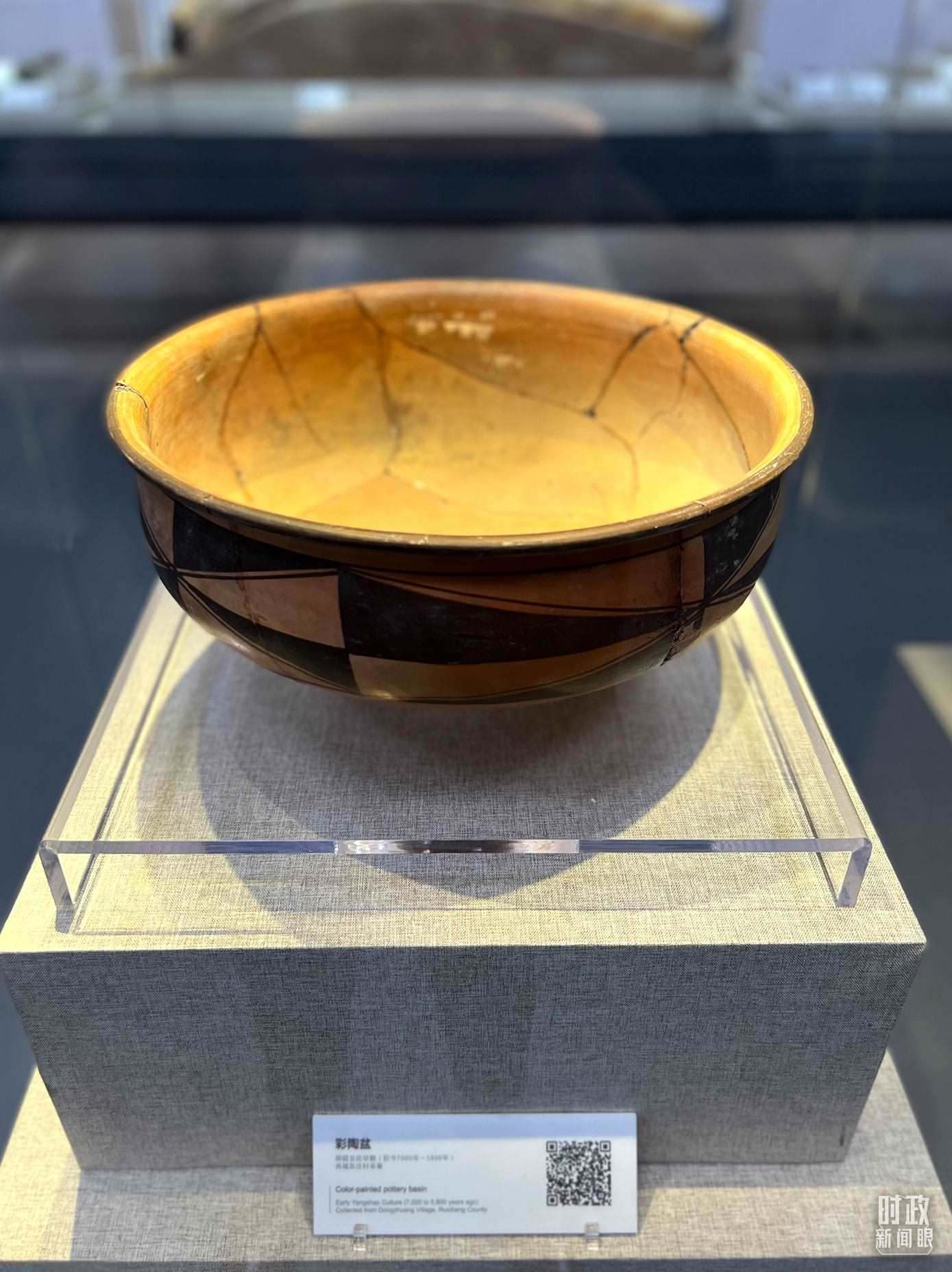 △運城博物館內(nèi)展出的仰韶文化早期的彩陶盆。（總臺央視記者邢彬拍攝）