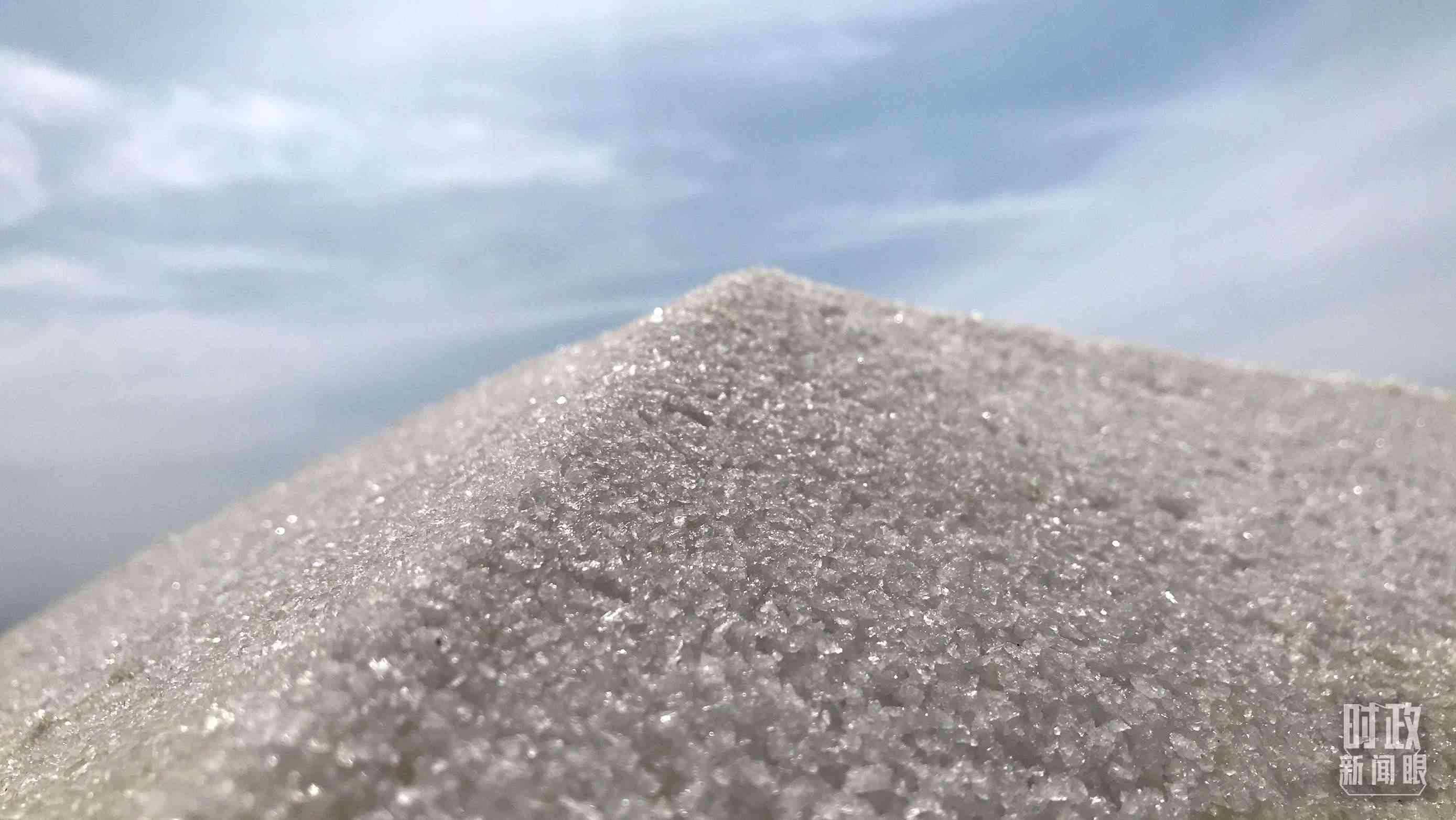 △鹽湖出產(chǎn)的河?xùn)|大鹽。（總臺央視記者石偉明拍攝）