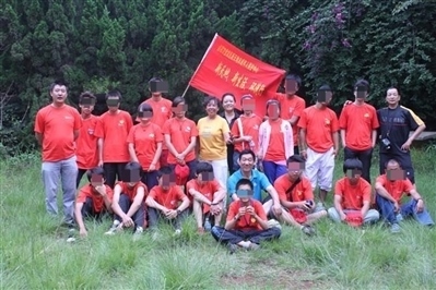 項目辦開展活動合影，喬海云（后排中，黑衣）和張月如（后排右一）