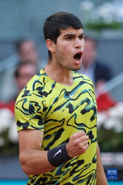 5月7日，阿爾卡拉斯在比賽中慶祝得分。當(dāng)日，在西班牙馬德里網(wǎng)球公開賽男單決賽中，西班牙選手阿爾卡拉斯以2比1戰(zhàn)勝德國選手施特魯夫，奪得冠軍。新華社記者 孟鼎博 攝