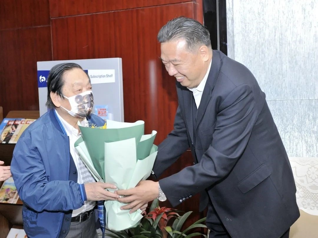 ▲青海省政協(xié)副主席、青海省林草局黨組書記、局長(zhǎng)、祁連山國(guó)家公園青海省管理局局長(zhǎng)李曉南在機(jī)場(chǎng)迎接韓美林