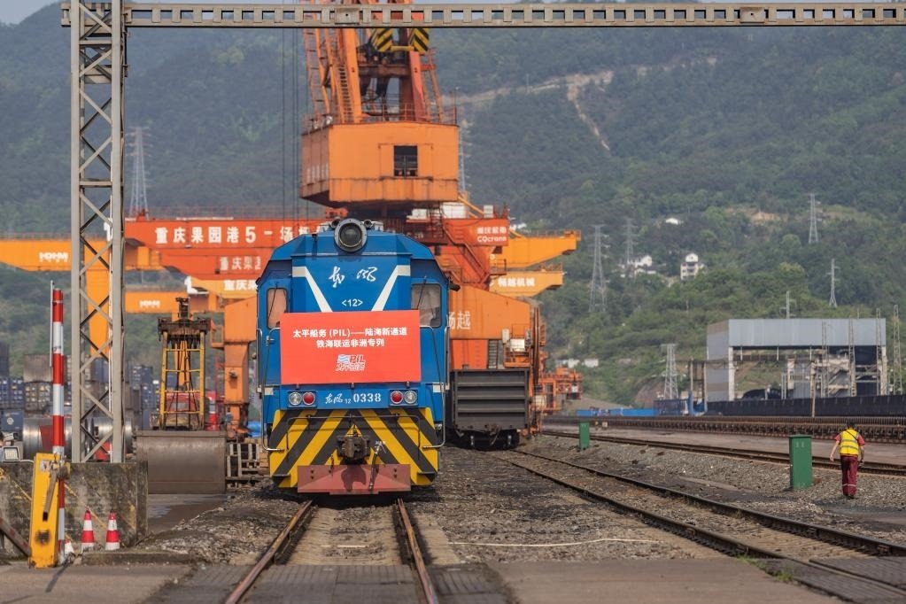 這是2023年4月27日，太平船務(wù)——西部陸海新通道江鐵海聯(lián)運非洲專列在重慶果園港魚嘴站等待發(fā)車。