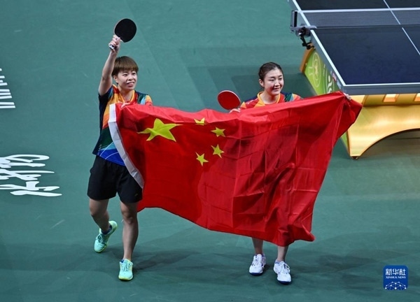 5月27日，陳夢(mèng)（右）/王藝迪慶祝勝利。當(dāng)日，在南非德班進(jìn)行的2023年世界乒乓球錦標(biāo)賽女子雙打決賽中，中國(guó)選手陳夢(mèng)/王藝迪以3比0戰(zhàn)勝韓國(guó)選手田志希/申裕斌，奪得冠軍。新華社記者 陶希夷攝