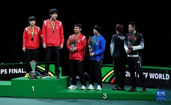 5月26日，冠軍中國(guó)組合王楚欽（左二）/孫穎莎（左一）與季軍中國(guó)組合林詩(shī)棟（左三）/蒯曼（左四）、中國(guó)香港組合黃鎮(zhèn)廷（右一）/杜凱琹在頒獎(jiǎng)儀式后交流。新華社記者 陶希夷攝