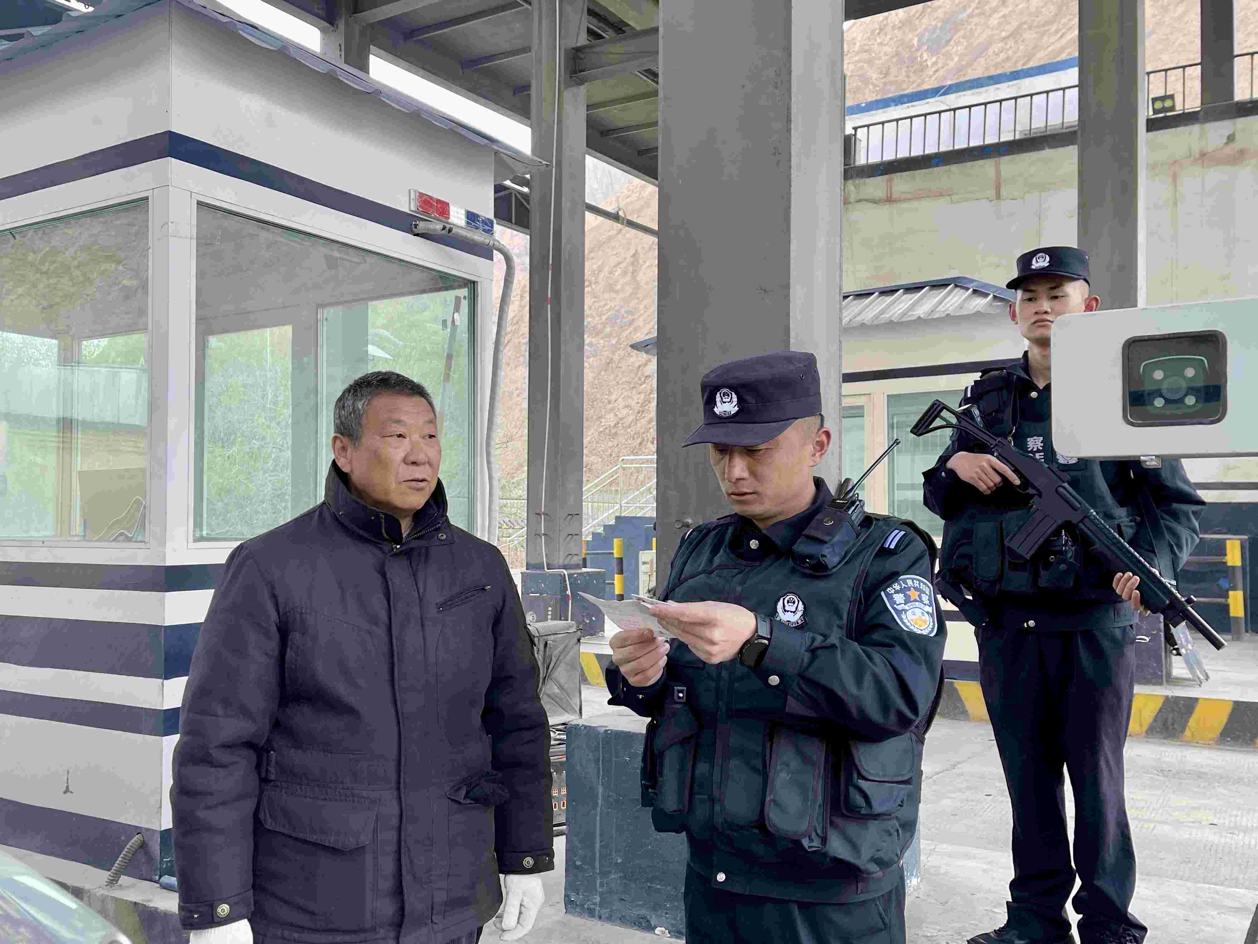 在庫(kù)地邊境檢查站，陳暢核對(duì)進(jìn)出邊境管理區(qū)人員信息。人民網(wǎng) 周靜圓攝