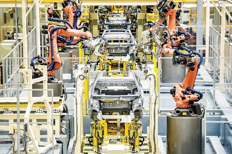 發(fā)展新能源汽車是我國從汽車大國邁向汽車強國的必由之路。2022年中國新能源汽車產(chǎn)銷分別實現(xiàn)705.8萬輛和688.7萬輛，連續(xù)8年位居世界第一。圖為廣汽埃安第一智造中心焊裝車間正在熱火朝天地生產(chǎn)。 廣汽埃安新能源汽車股份有限公司供圖