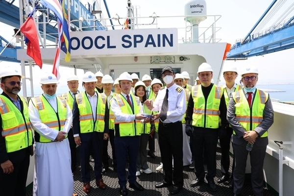 圖為與會(huì)嘉賓參觀“東方西班牙”輪。中遠(yuǎn)海運(yùn)港口阿布扎比碼頭供圖