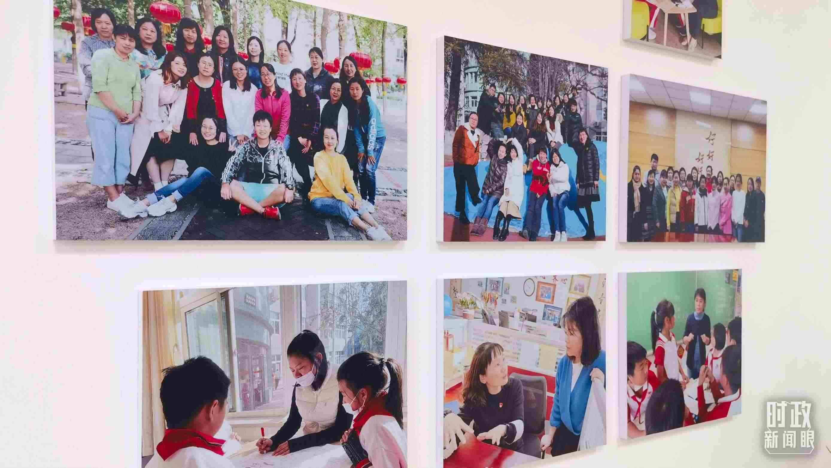 △五年級(jí)教師辦公室內(nèi)的合影展板。（總臺(tái)央視記者賈林拍攝）