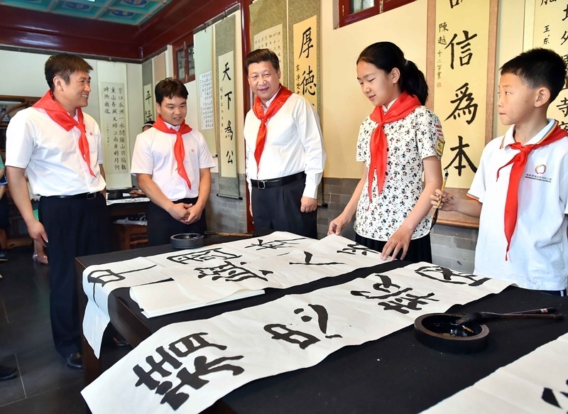 2014年5月30日，習(xí)近平總書記來到北京市海淀區(qū)民族小學(xué)，參加慶?！傲弧眹H兒童節(jié)活動。