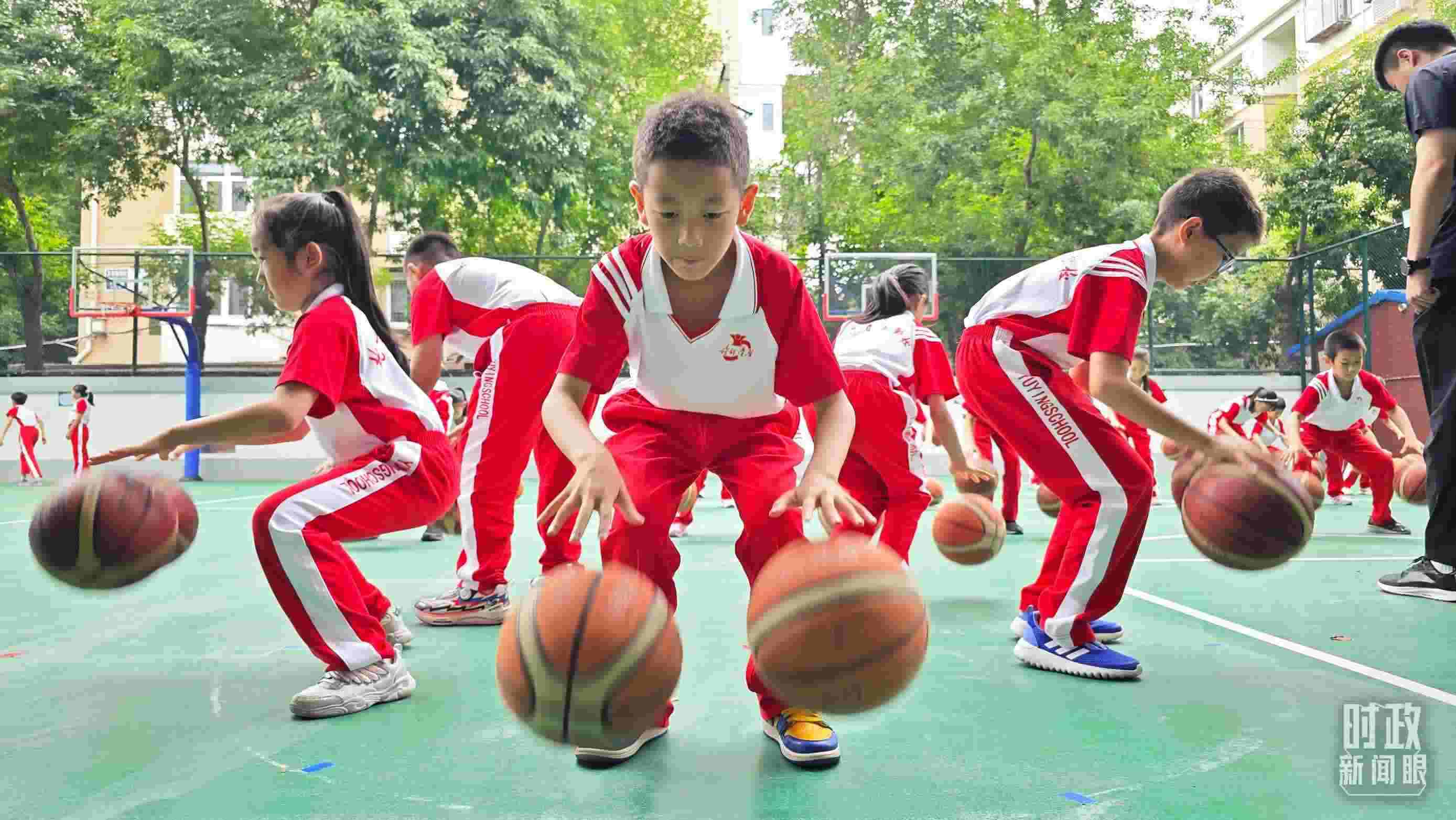 △學(xué)生正在打籃球。（總臺(tái)央視記者彭漢明拍攝）