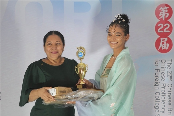 圭亞那大學(xué)校長(zhǎng)默罕默德為獲獎(jiǎng)選手頒發(fā)一等獎(jiǎng)。圭亞那大學(xué)孔子學(xué)院供圖