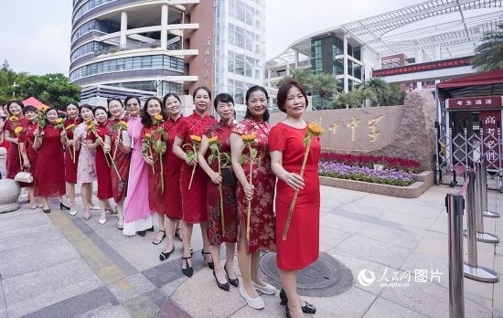 6月7日一早，廈門雙十中學(xué)考生家長們身穿旗袍，手拿向日葵在考場外為孩子加油打氣，寓意“旗開得勝，一舉奪魁”。人民網(wǎng)記者 陳博攝