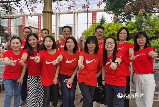 6月7日一早，陽光明媚，天氣涼爽，在長春市第八十七中學(xué)，考生們正陸續(xù)進入考場。親友團為參加高考的學(xué)子們加油鼓勁。人民網(wǎng)記者 王帝元攝