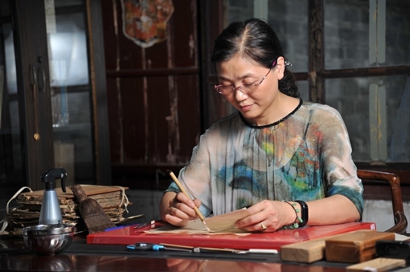 天一閣古籍修復(fù)師工作場(chǎng)景。天一閣博物院供圖