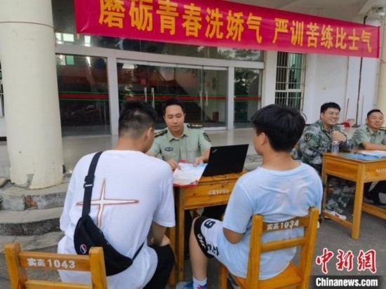 專武干部在講解相關(guān)政策。韋碩 攝