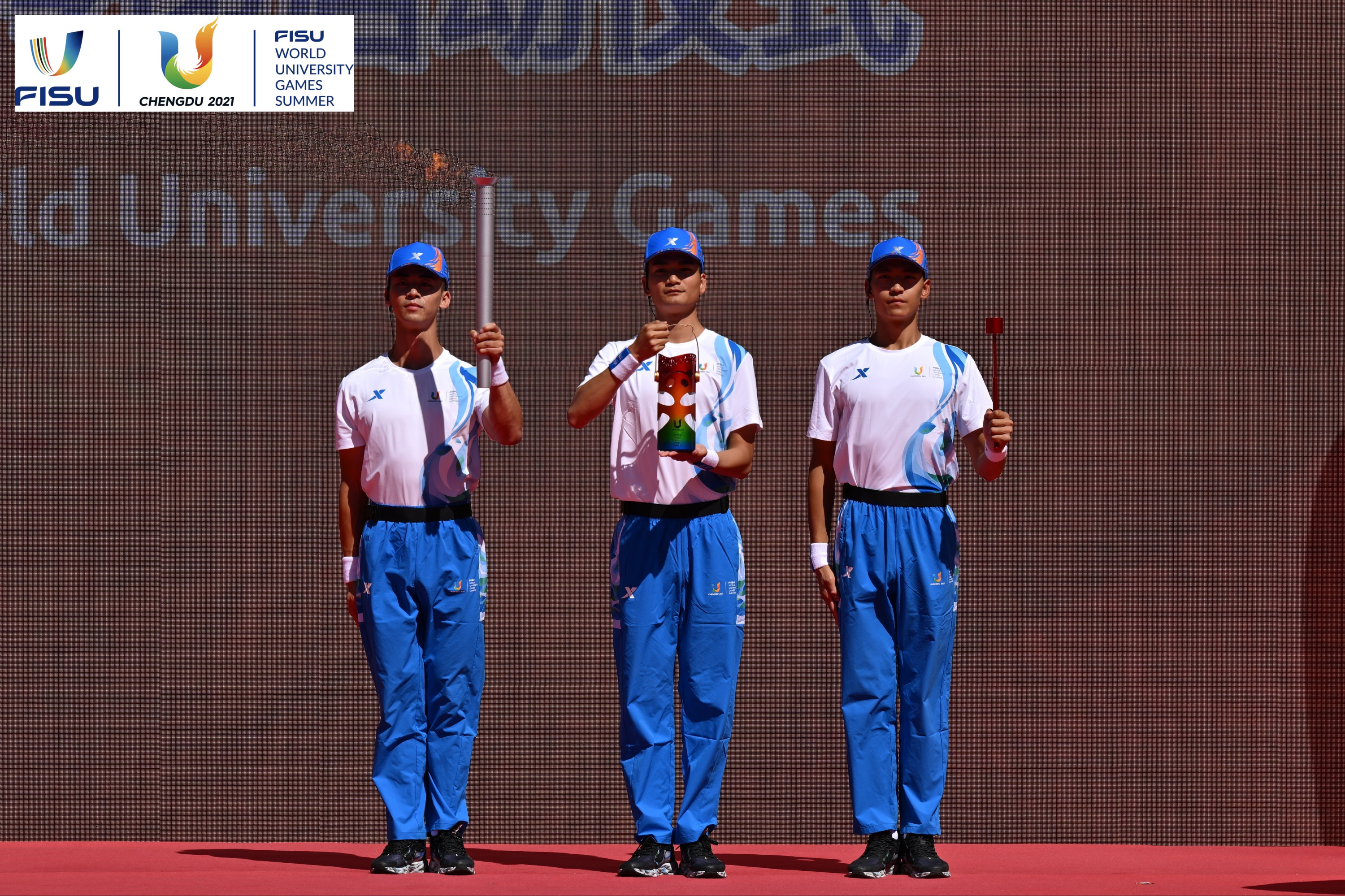 成都大運會火種護衛(wèi)隊點燃大運火炬。 圖片來源：成都大運會執(zhí)委會供圖