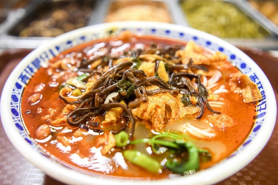 這是廣西柳州市街邊一家螺螄粉店制作的螺螄粉。新華社記者 曹祎銘 攝