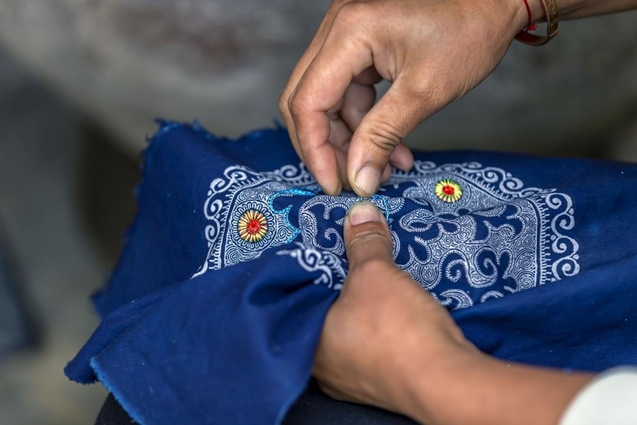 在貴州省黔西市新仁苗族鄉(xiāng)化屋村，村民在制作苗繡。新華社記者 范暉 攝