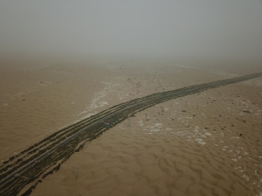 這是2019年8月12日拍攝的塔里木沙漠公路兩側(cè)的綠色屏障（無人機照片）。新華社記者宿傳義攝