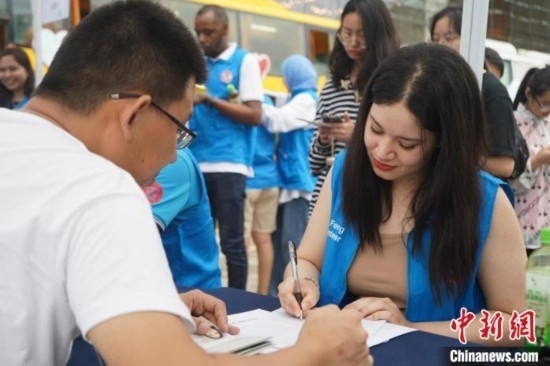 6月13日，在第20個世界獻血者日前夕，20名在贛留學生組團前往血站獻血。吳迪 攝