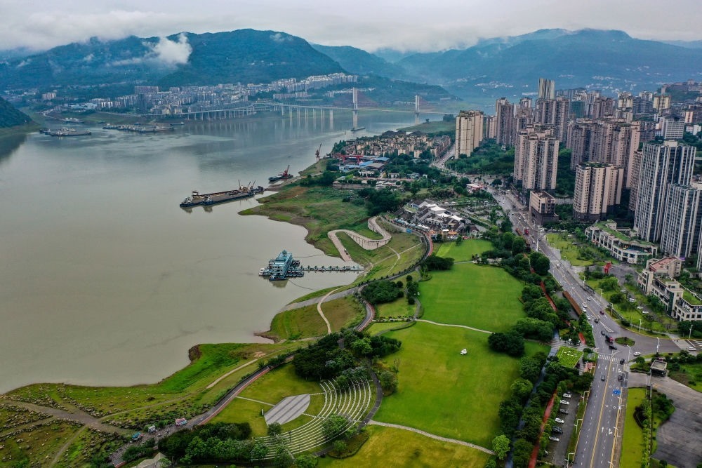 這是2023年6月7日拍攝的位于重慶市云陽(yáng)縣的云陽(yáng)城區(qū)環(huán)湖綠道（無(wú)人機(jī)照片）。當(dāng)?shù)貙⑸鷳B(tài)治理與生態(tài)修復(fù)結(jié)合起來(lái)，兼顧城市旅游和運(yùn)動(dòng)休閑等功能需要，打造環(huán)縣城兩江四岸33公里綠道。新華社記者 唐奕 攝