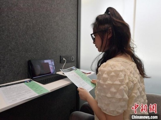 學(xué)生通過(guò)“云面試空間”進(jìn)行求職面試。劉棟 攝