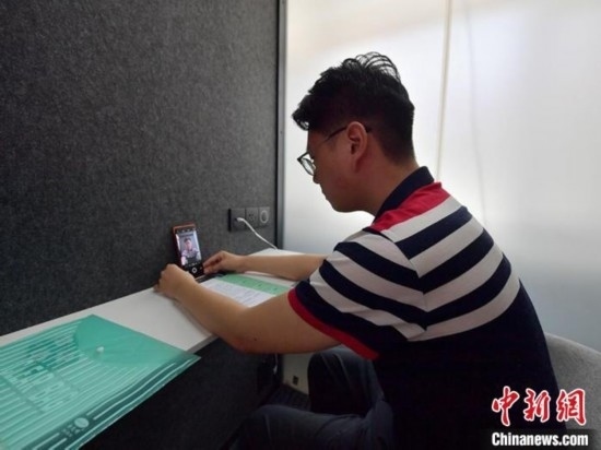 學(xué)生通過(guò)“云面試空間”進(jìn)行求職面試。劉棟 攝